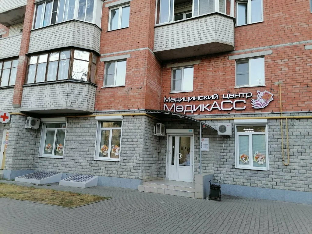 Вход в медицинский центр МедикАСС на Ленинградской